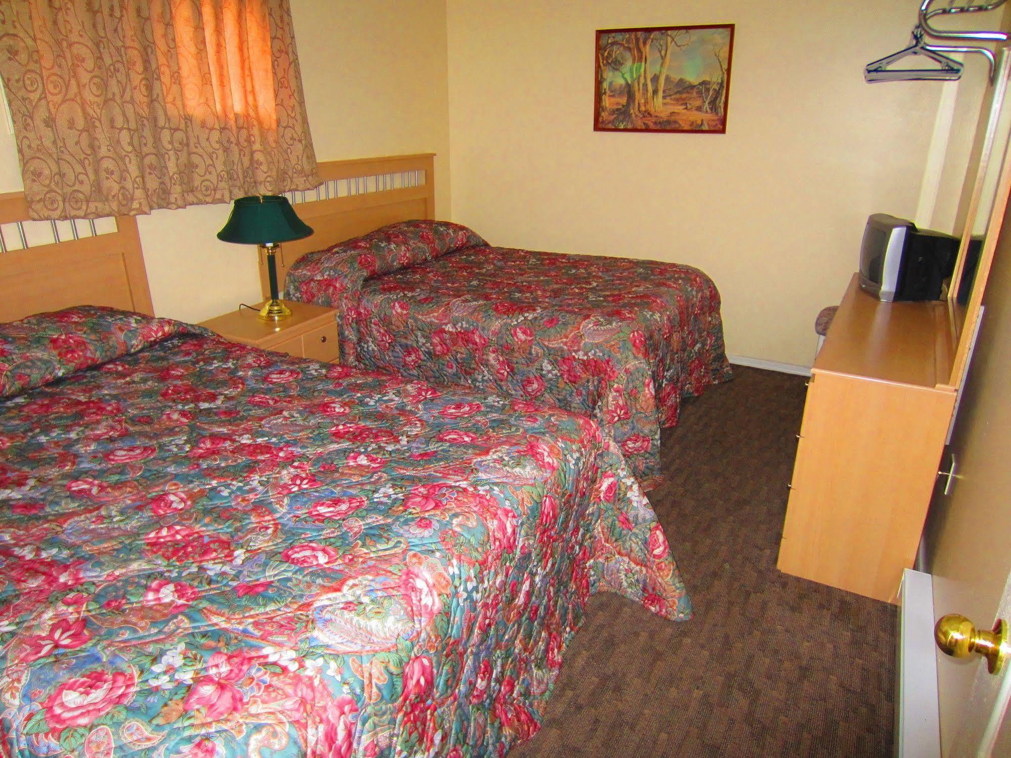 Black Sea Motel Penticton Exterior photo