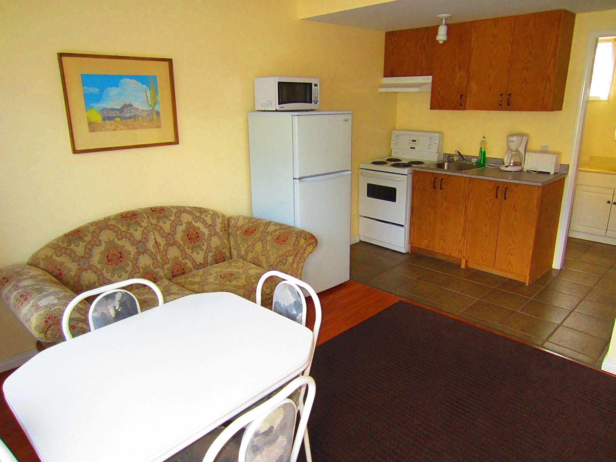 Black Sea Motel Penticton Exterior photo